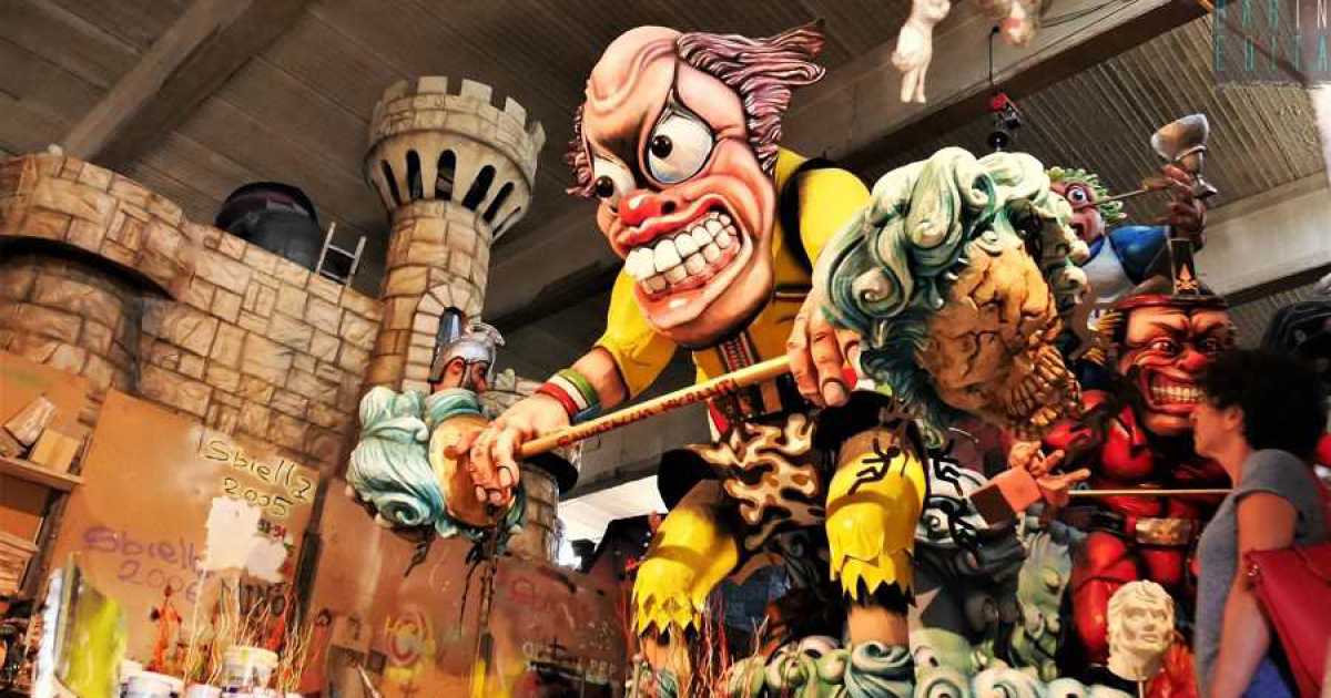 Colori, meraviglia e maestria: viaggio negli hangar dove nasce il Carnevale di Putignano